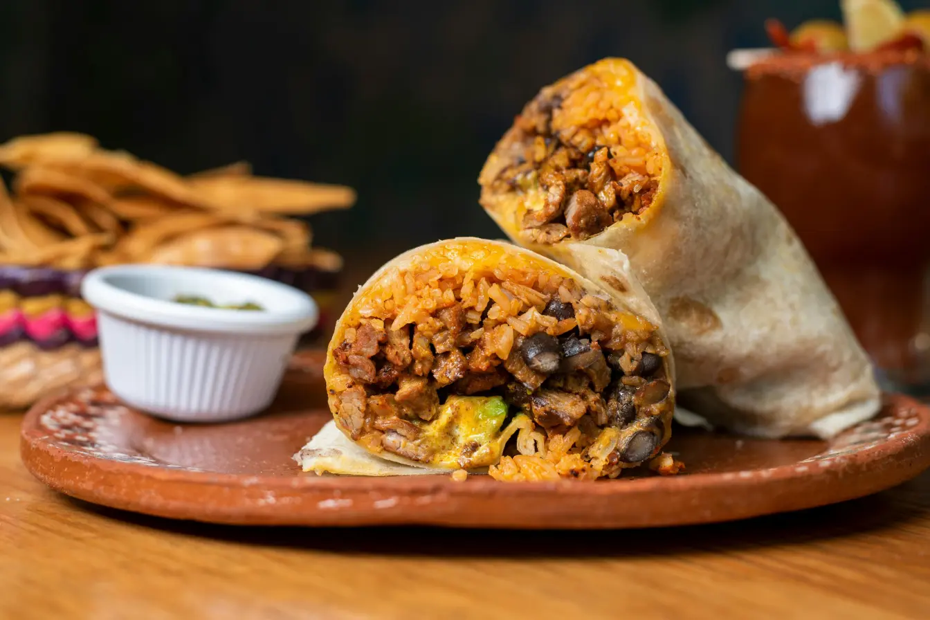 Dommowe burrito wyeksponowane na desce